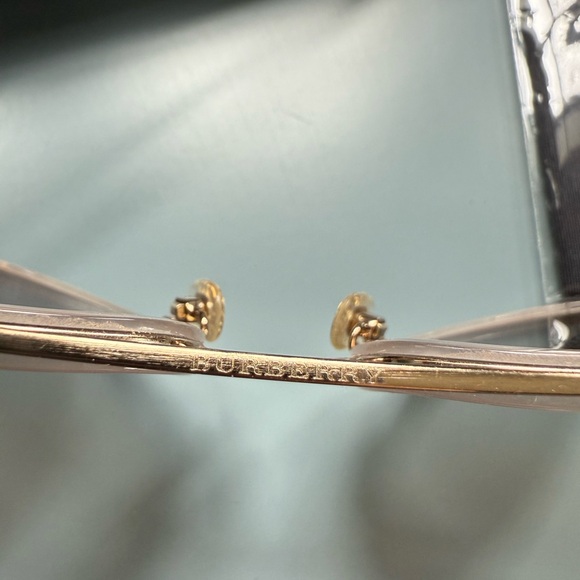 Burberry Sunglasses with case and lens cloth - Picture 2 of 3